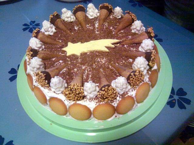 Torta di Natale con conetti, panna e biscotti