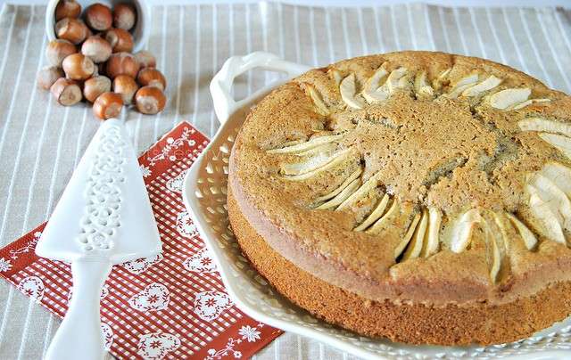 Torta senza glutine con mele e nocciole