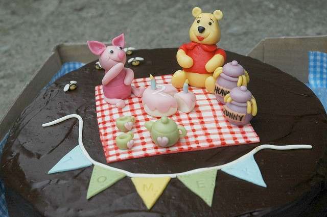 Winnie the Pooh fa il pic nic su una valanga di cioccolato