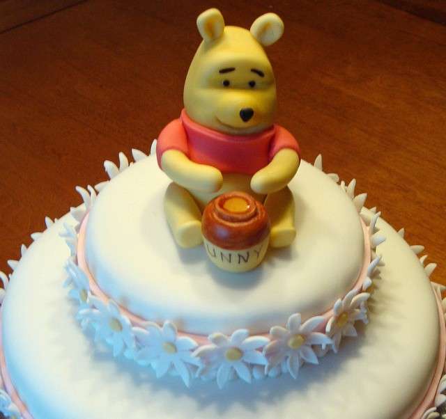 Winnie the Pooh mangia il miele sulla torta