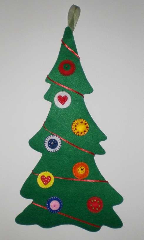 Albero con decorazioni colorate