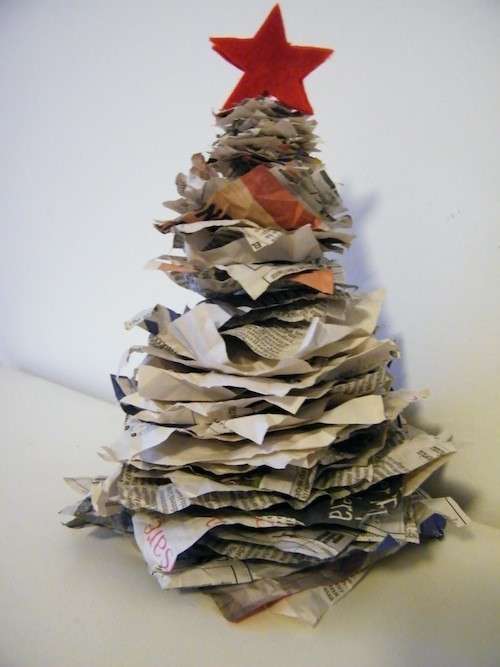 Albero di Natale con la carta di giornale