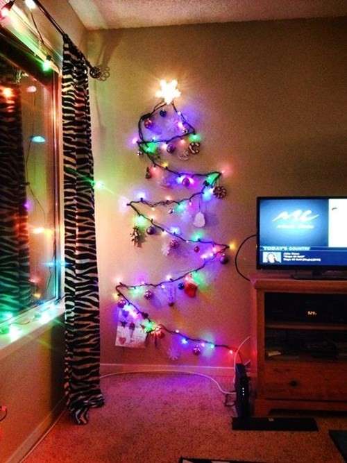 Albero di Natale da parete con le luci