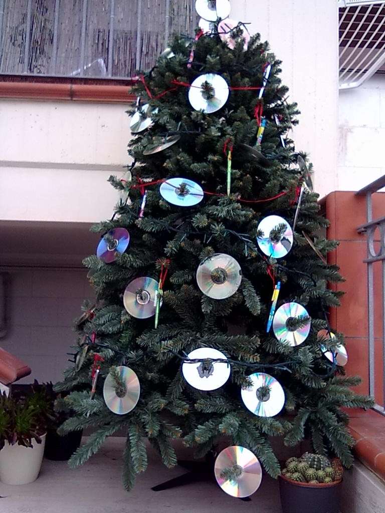 albero natale decorato con cd