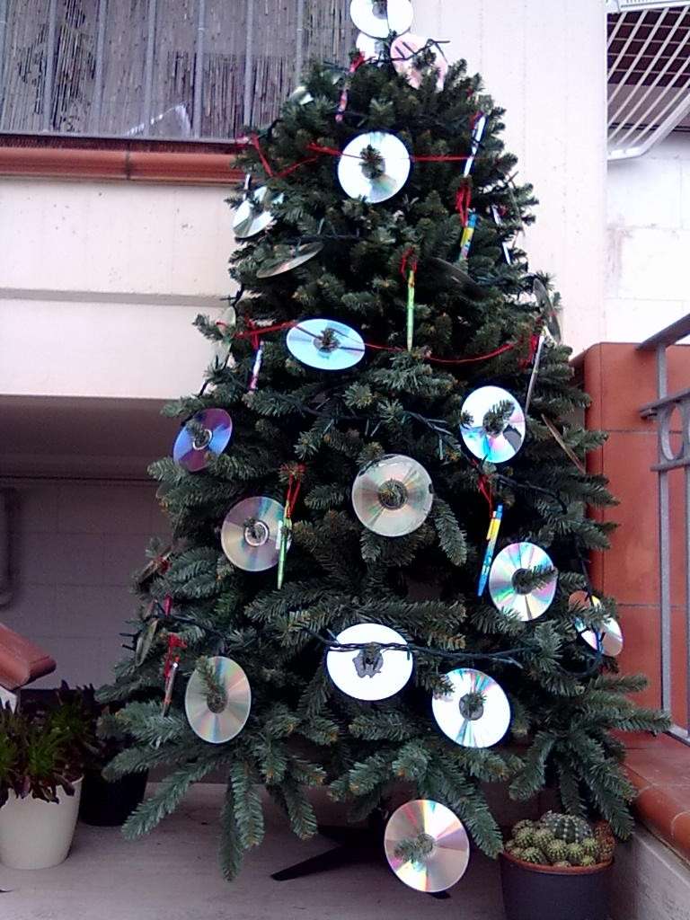 albero natale decorato con cd