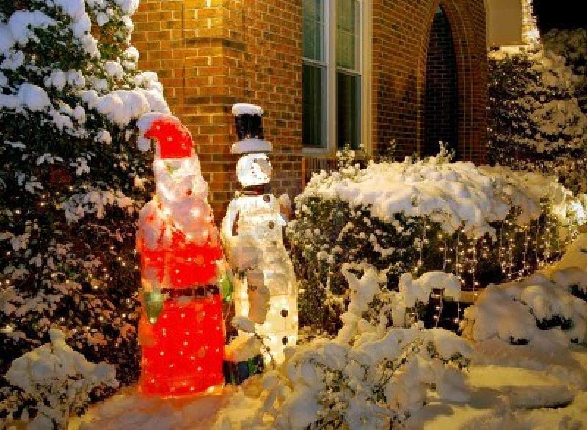 Babbo Natale e pupazzo di neve in giardino