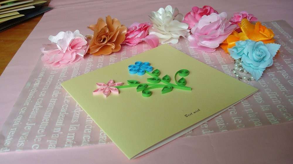 Biglietto di auguri con fiori di carta