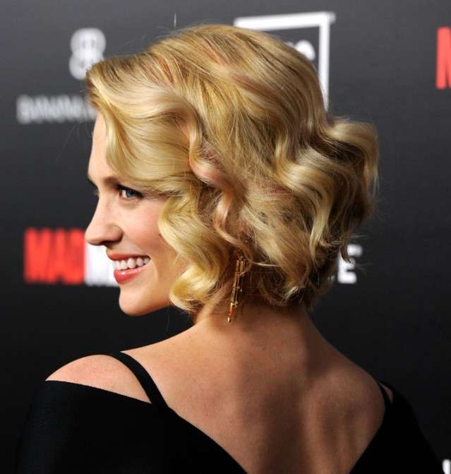 Capelli corti e mossi di January Jones