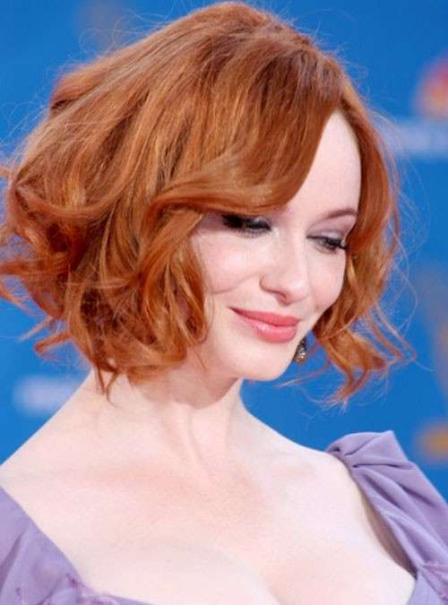 Capelli corti mossi retrò di Christina Hendricks