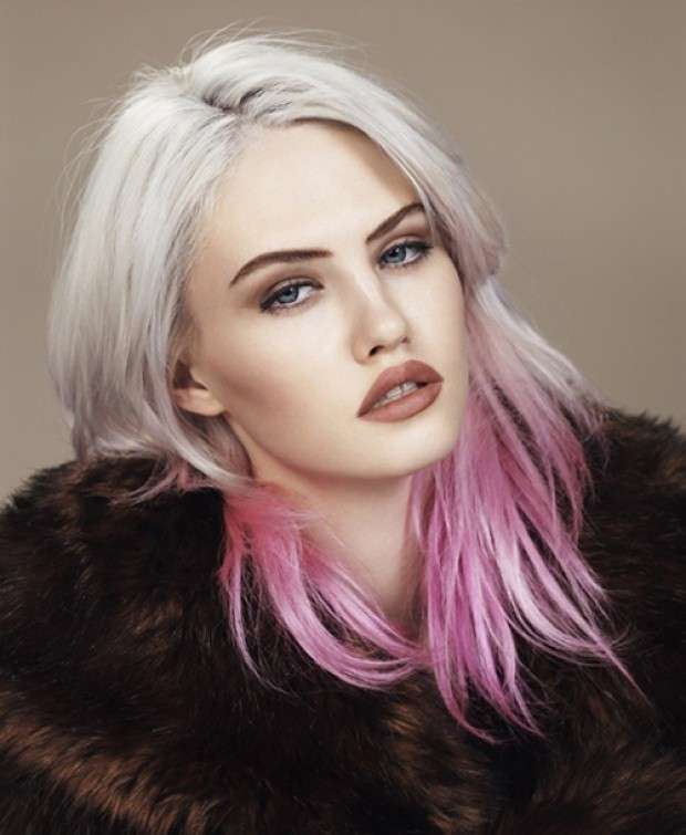 Capelli grigi con punte rosa