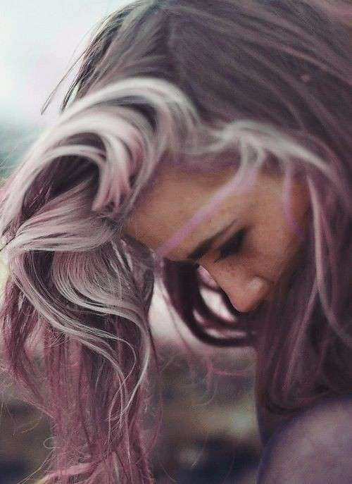 Capelli grigi con sfumature rosa