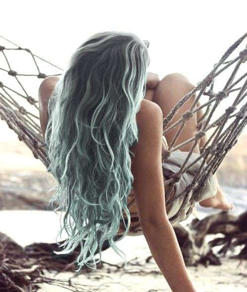 Capelli lunghi grigi sfumati di azzurro