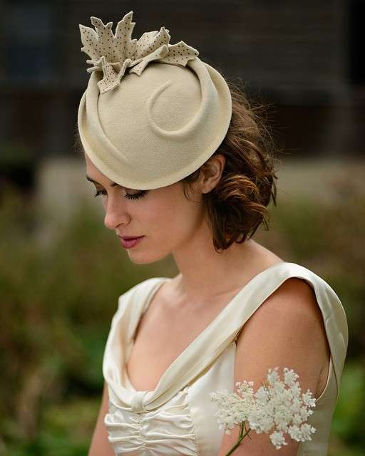 Cappellino cloche per la sposa d'inverno