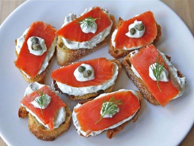 Crostini di salmone come antipasto