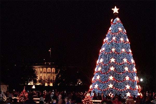 Decorazioni natalizie di fronte alla Casa Bianca