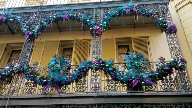Festoni e decorazioni sui balconi