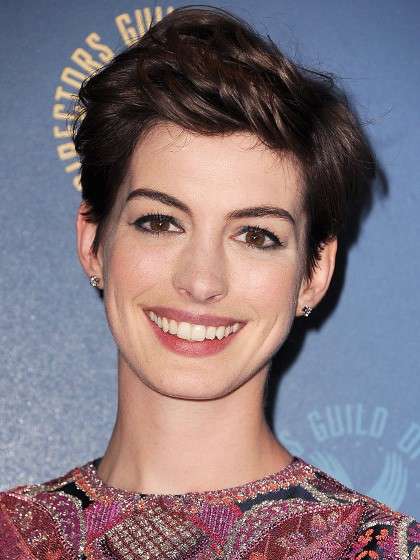 Il taglio corto invecchia Anne Hathaway