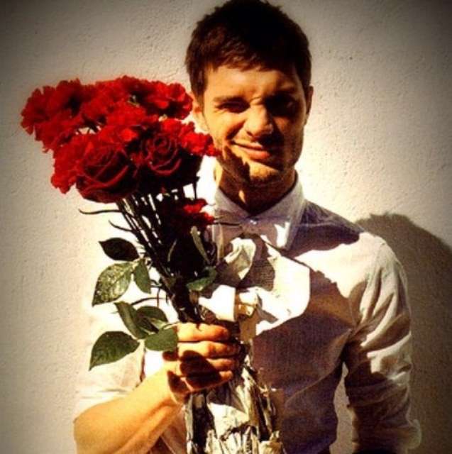 Jamie Dornan con un mazzo di rose rosse