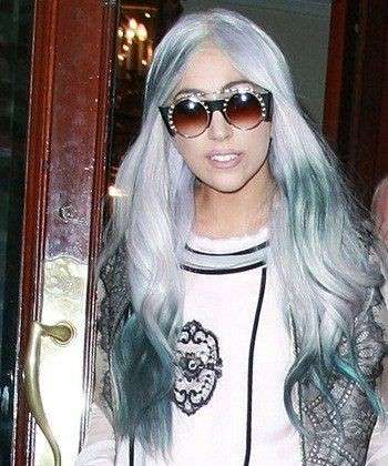 Lady Gaga con capelli grigi sfumati di blu