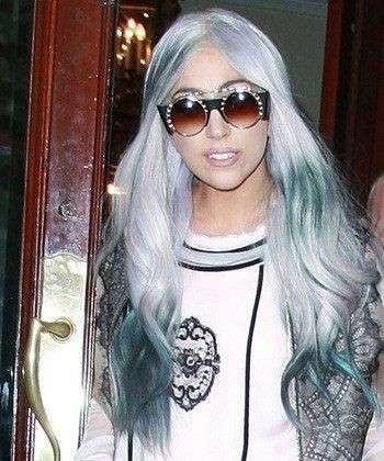 Lady Gaga con capelli grigi sfumati di blu