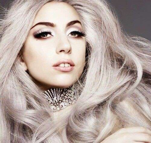 Lady Gaga con capelli grigi
