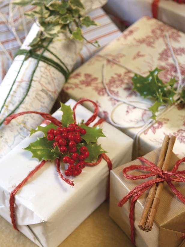 Pacchetti regalo con decorazioni natalizie