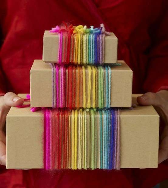Pacchetti regalo con fili di lana colorata