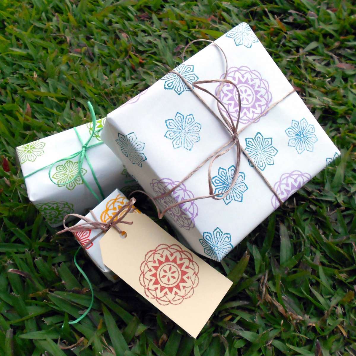 Pacchetti regalo con stampini colorati