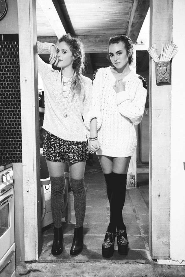 Parigine con shorts e maxi pull