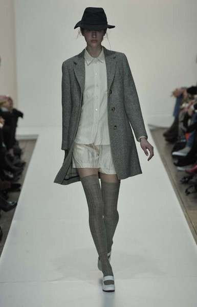 Parigine in un look in grigio