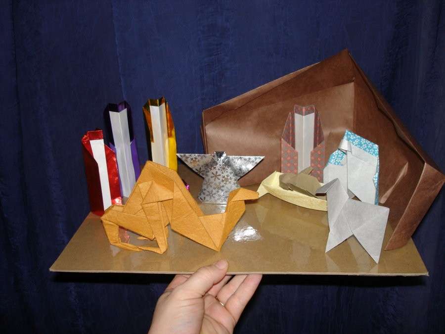 Presepe in cartoncino con gli origami