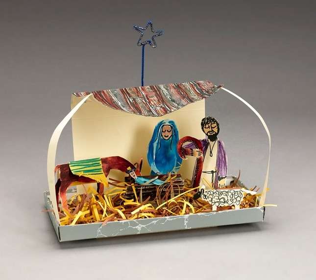 Presepe in una piccola scatola di cartone