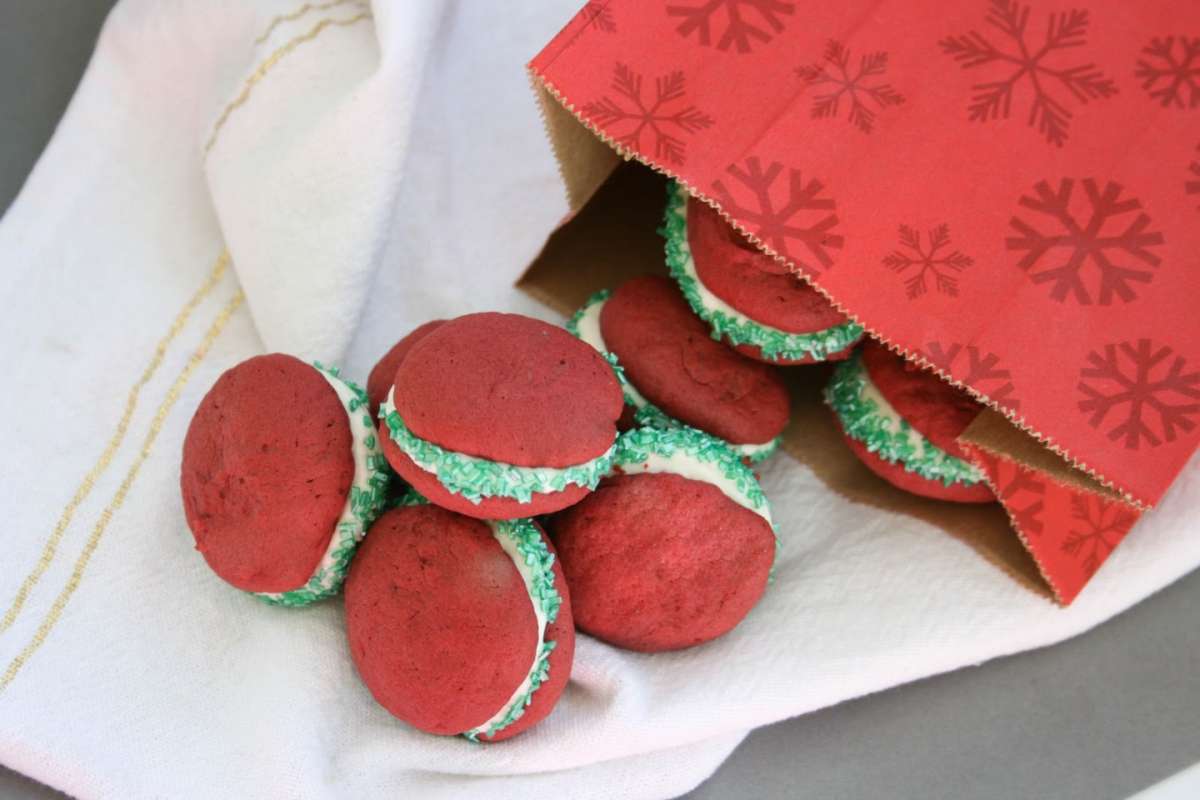 Red Velvet macaron