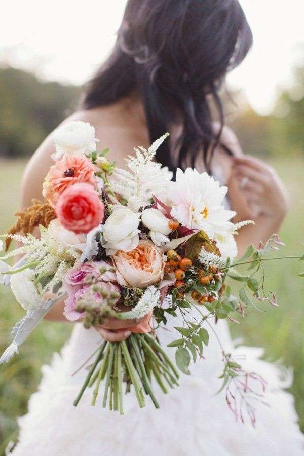 Rose e fiori selvatici per la sposa