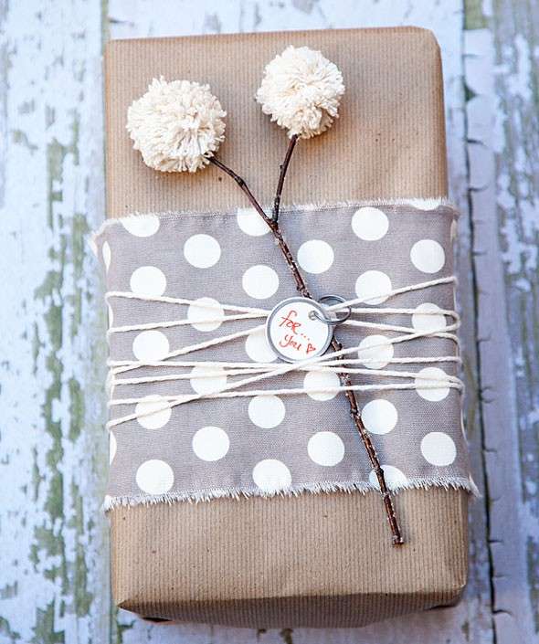 Stoffa a pois per il pacchetto regalo