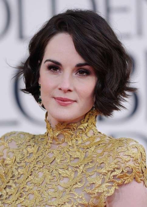 Taglio capelli corti e mossi di Michelle Dockery