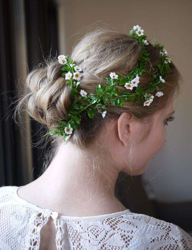 Acconciatura da sposa con chignon basso e corona di fiori