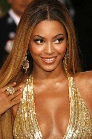 Beyoncè con capelli lisci