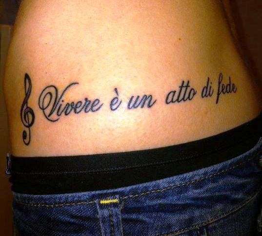 Canzone del Liga a tatuaggio su fianco