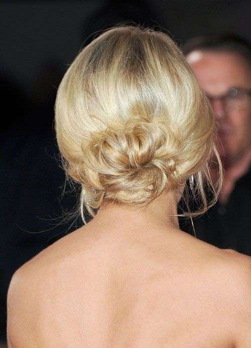 Capelli biondi con chignon basso spettinato