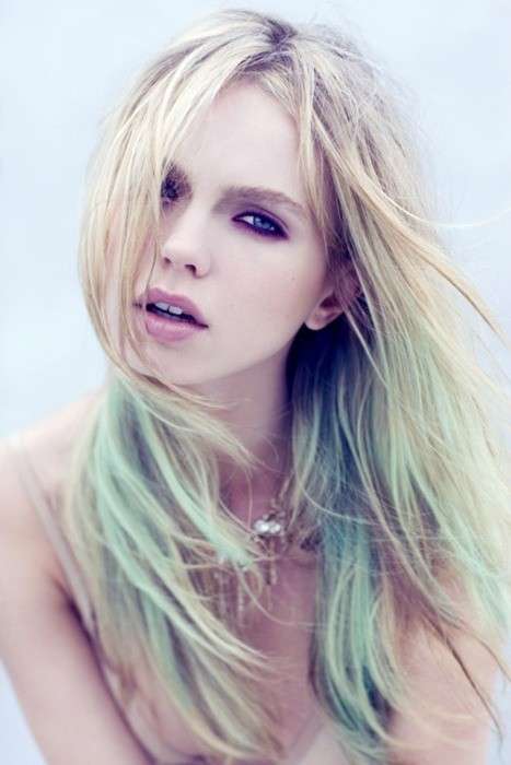 Capelli biondi con dip dye verde