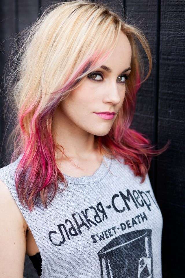 Capelli biondi con punte fucsia