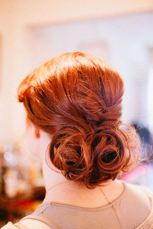 Capelli rossi con chignon basso e spettinato