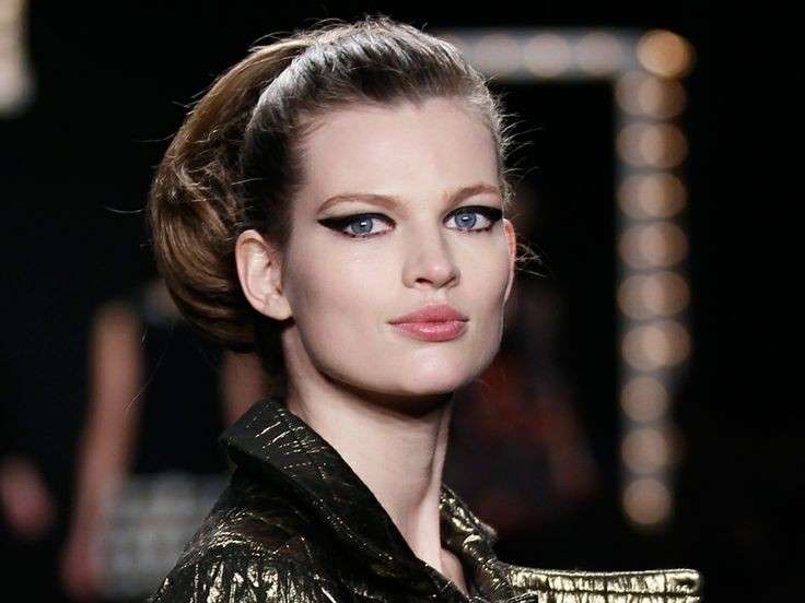Cat eye per un trucco in stile Cleopatra