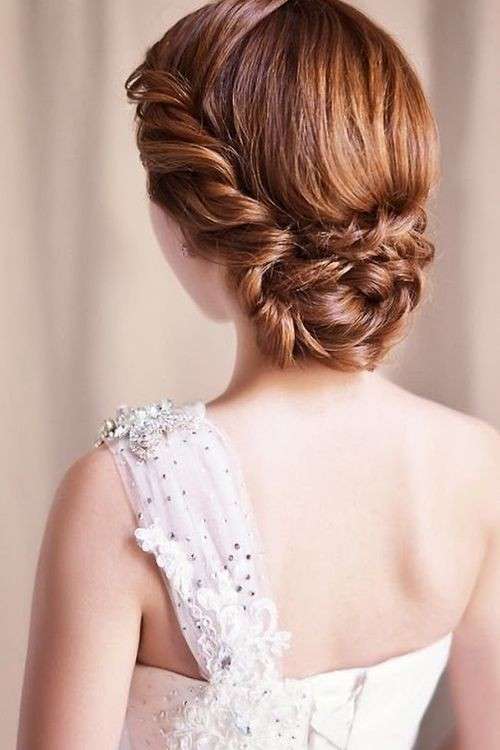 Chignon basso con capelli a treccia