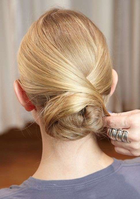 Chignon basso con capelli intrecciati