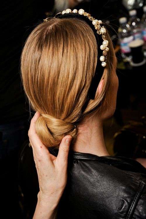 Chignon basso con cerchietto decorato