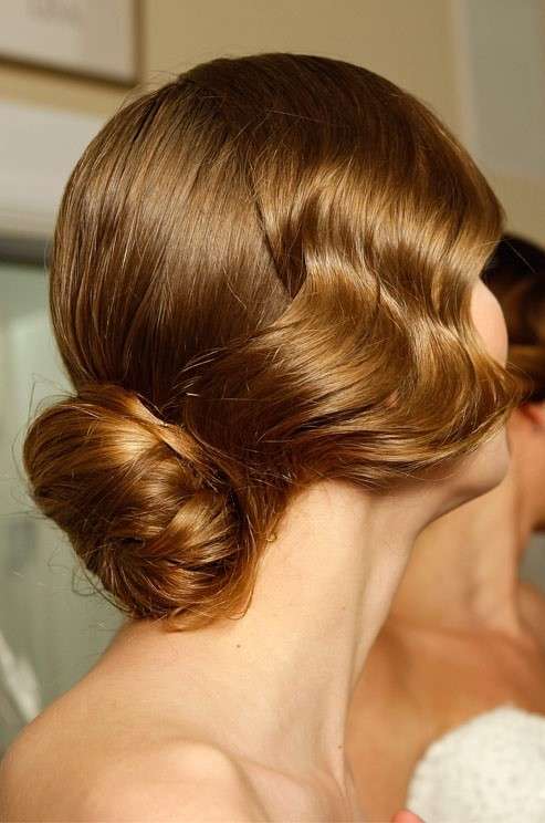 Chignon basso con ciuffo a onde