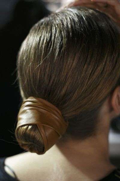 Chignon basso con elastico in pelle