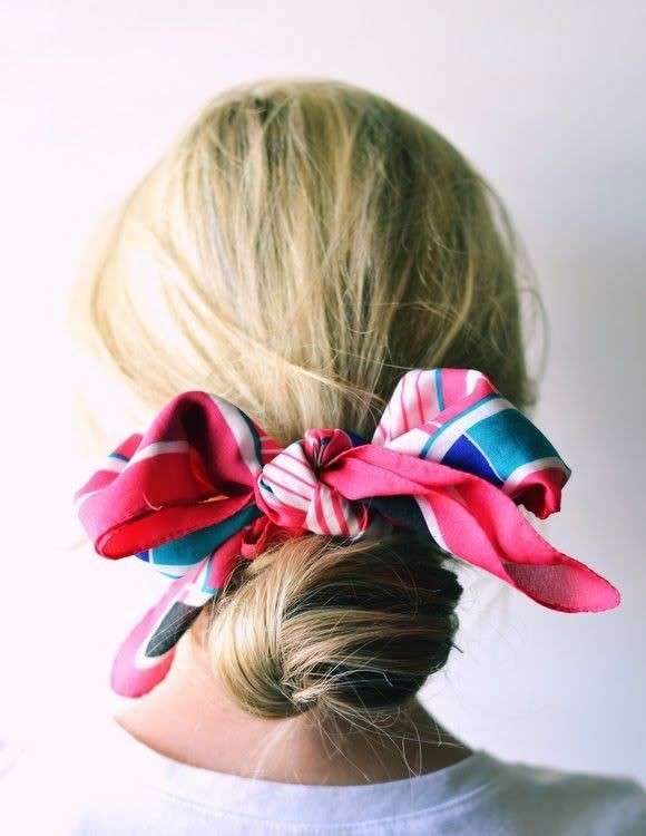 Chignon basso con foulard a fiocco